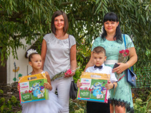 Ольга Конюшняя (вторая слева) с дочкой Нелли и Татьяна Горбова с сыном Романом