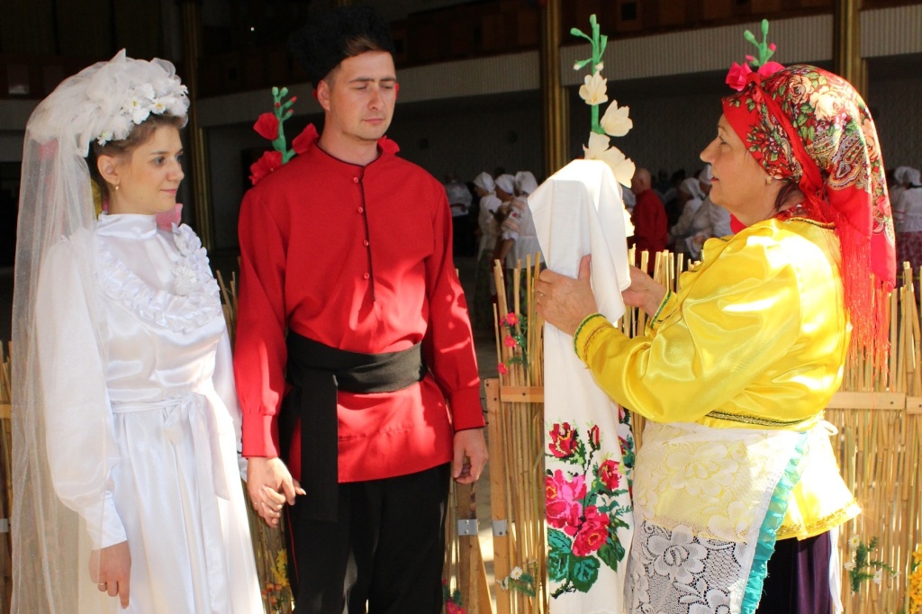 Реконструкцию свадебного обряда выкупа невесты представил фольклорный хор «Ой, да вспомним, братцы» из Челбасской